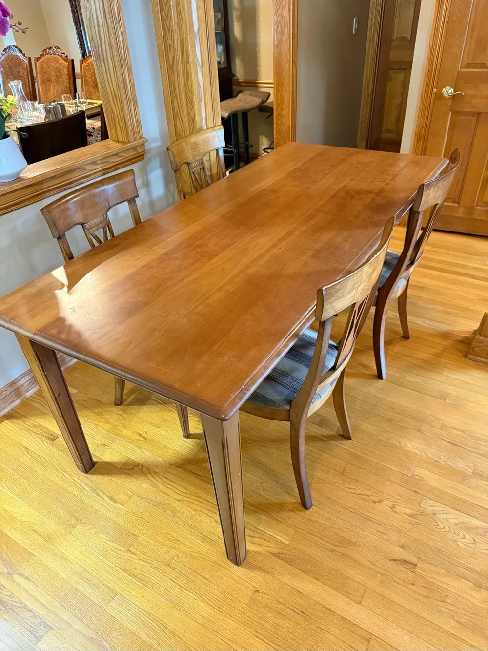 Vintage/Classic Wooden Dining Table & Chair Set